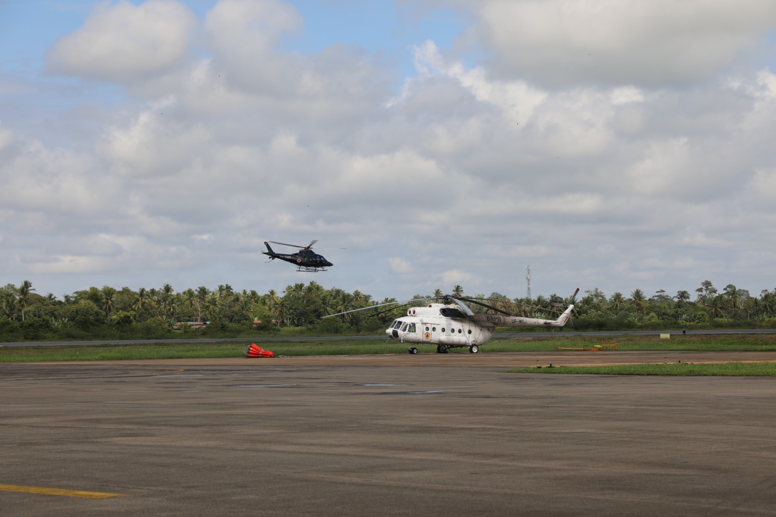 Helikopter dengan kode PK-KAY (warna hitam) yang dinaiki oleh Kepala BNPB Letjen TNI Suharyanto, S.Sos., M.M, Wakil Kapolda Kalimantan Barat dan Kepala Staf Kodam XII/Tanjungpura dan Komandan Lanud Supadio melakukan patroli udara guna melihat kondisi penanganan kebakaran hutan dan lahan di wilayah Kalimantan Barat, Rabu (20/9).
